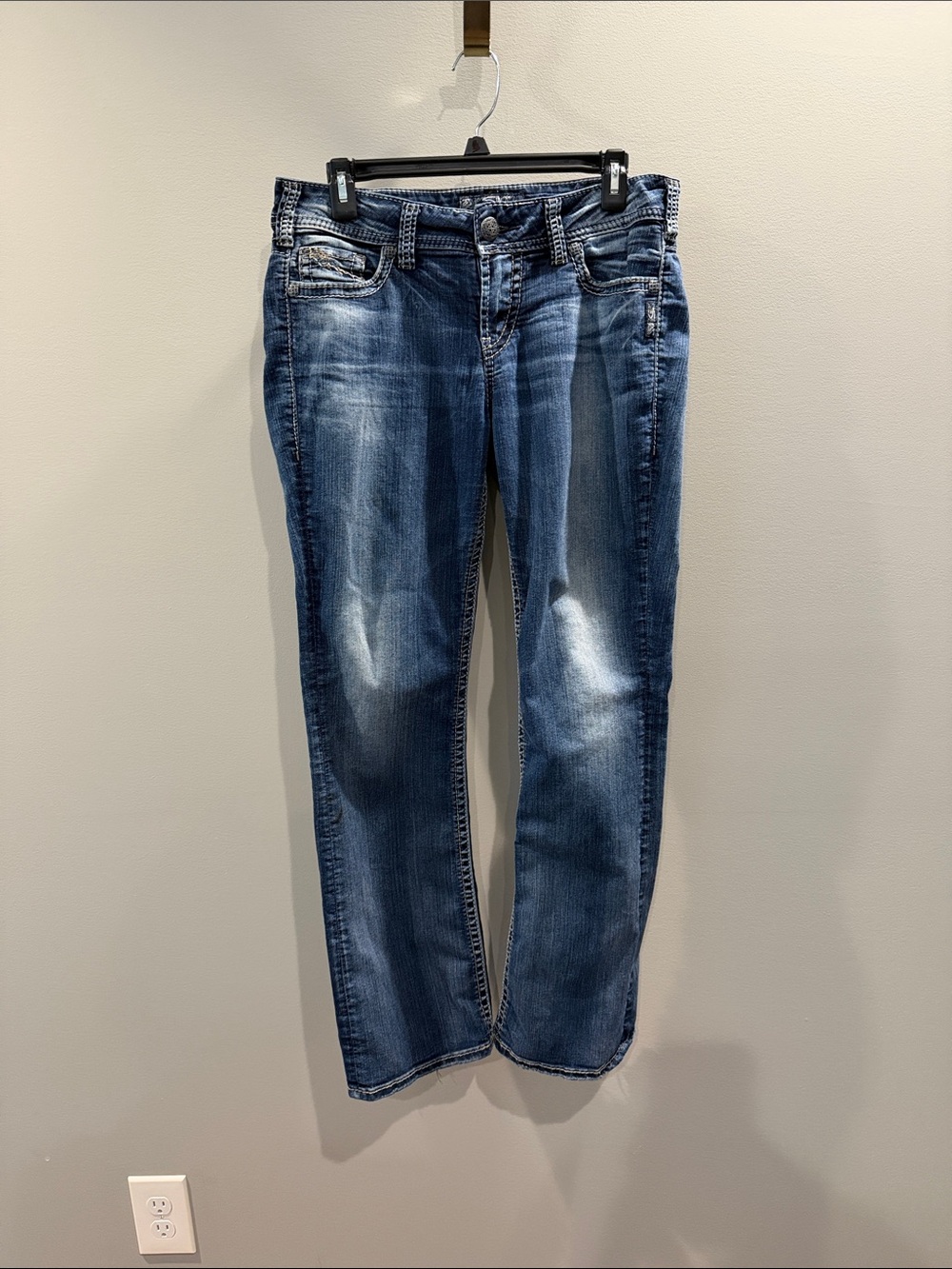 Silver Jeans Straight-Leg Jeans in Medium Blue Fade